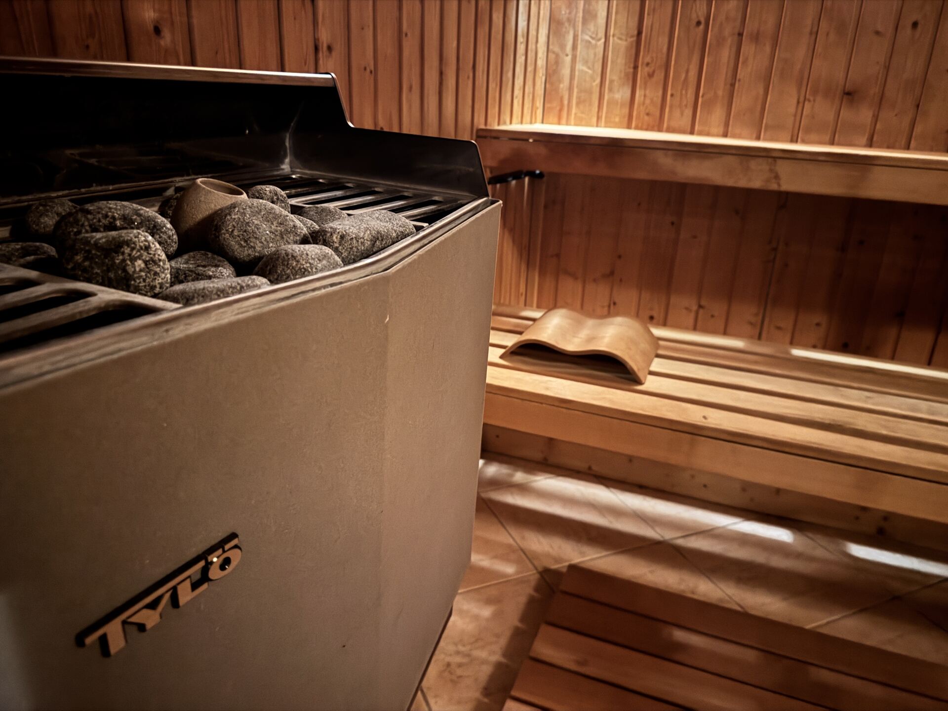 Pec Tylö vo fínskej saune ZEN SPA — kamene, drevený obklad, ambientné svetlo